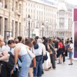 iPhone 18, in coda dall’alba a Milano. Pioggia di critiche social: “Per un posto di lavoro non farebbero quella fila”