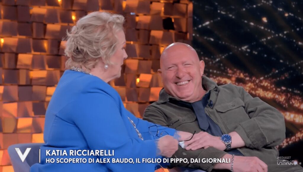 Alex Baudo, l’abbraccio con Katia Ricciarelli e il ricordo di papà Pippo: “Ho scoperto a 30 anni di essere suo figlio”