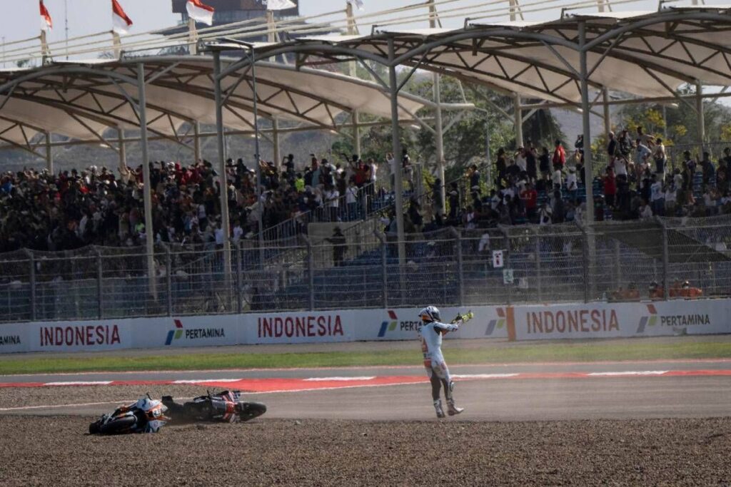 Aprilia, scintille tra Bezzecchi e Fernandez: dalle polemiche al duello in pista poi Bez si prende la vittoria
