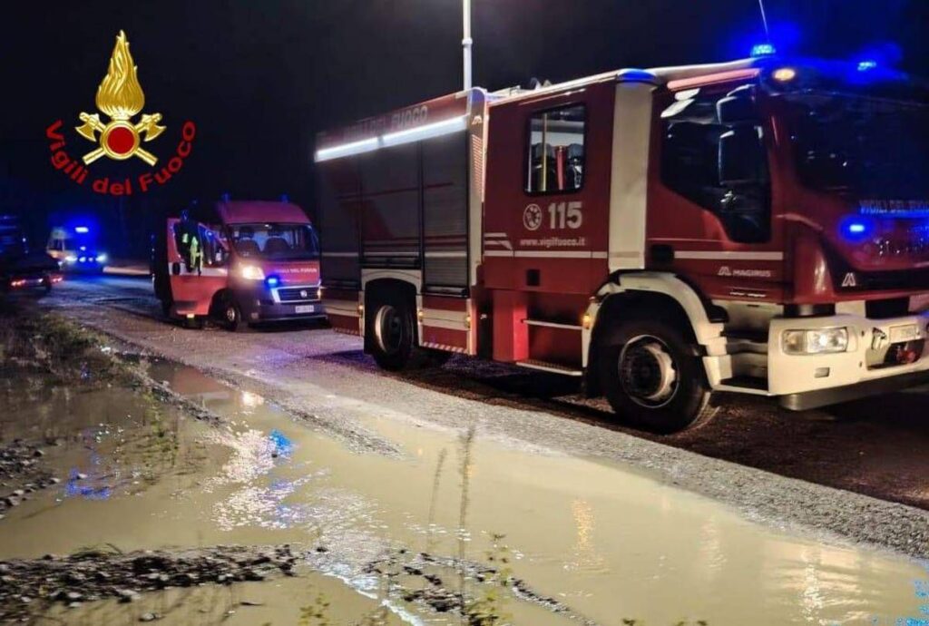 Auto travolta dalla piena del Meduna, tre persone bloccate su un isolotto: scatta il salvataggio aereo