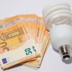 Bollette, ecco quanto pesano i rincari luce e gas e quando arrivano in fattura
