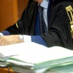 Cade sulle assi di legno al cimitero di Soffiano e si frattura anca e femore: risarcimento di oltre 30mila euro