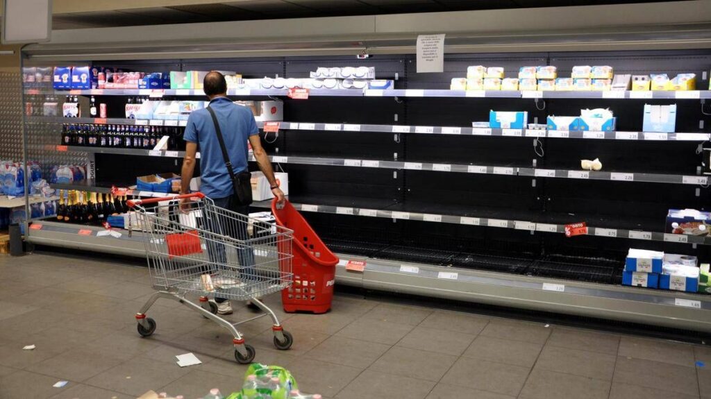 Caro carburanti e tir in sciopero, l’allarme: “Col blocco a rischio rifornimenti supermercati e negozi”