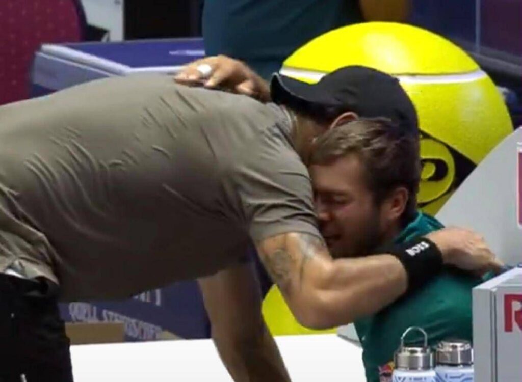 Cobolli si fa male nel derby e scoppia a piangere, Berrettini lo abbraccia