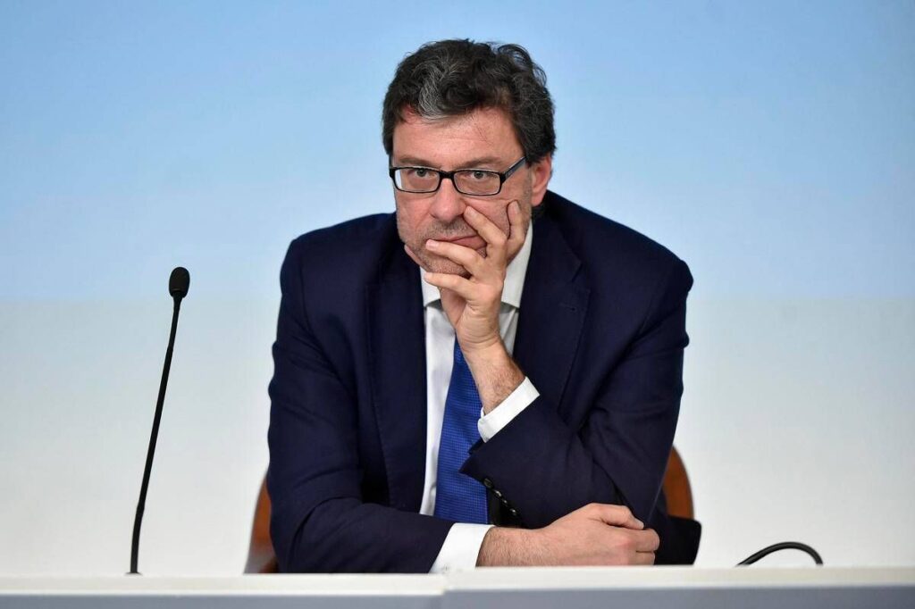 Consiglio dei ministri approva Documento programmatico di finanza pubblica. Giorgetti: “Scostamento 0,3% per difesa e 0,3% energia in 2027 e 2028”
