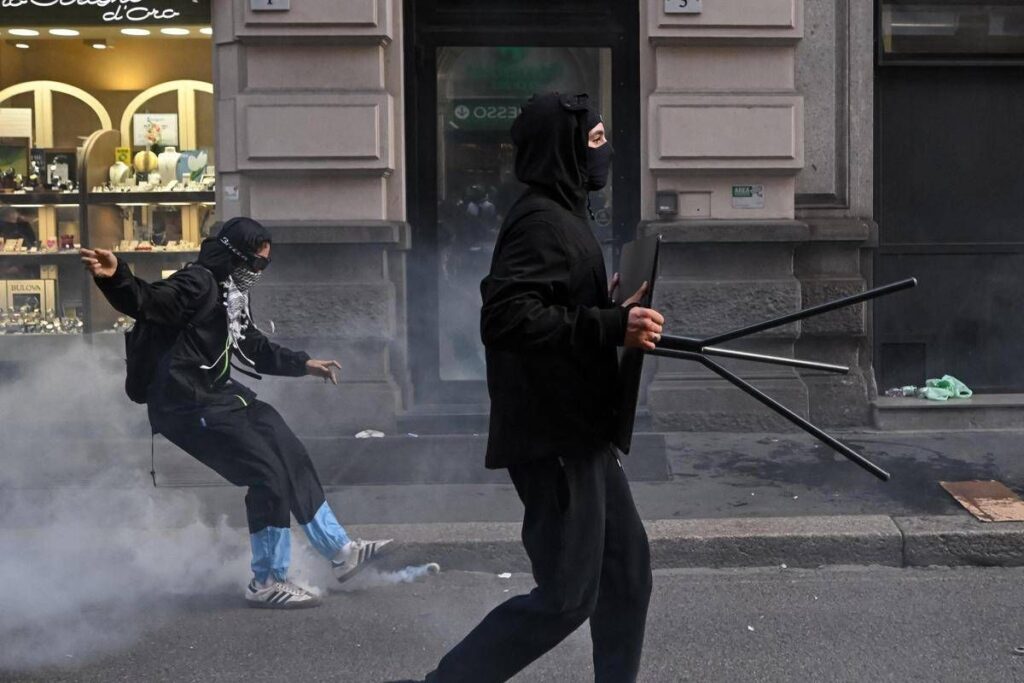 Corteo a Milano, il ‘kit del manifestante’ sui social: chat criptate e consigli anti-lacrimogeni