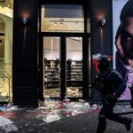 Cosmetici, smartphone e abiti firmati: il bottino dei saccheggi in vendita su Vinted
