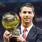 Cristiano Ronaldo batte Messi, è suo il Pallone d’Oro di tutti i tempi. Poi sui social: “Il calcio è dei tifosi!”