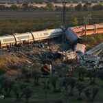 Disastro ferroviario in Spagna, il lutto e le indagini: “Via libera al treno nonostante convoglio fermo sui binari”