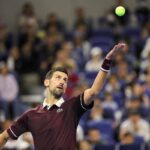 Djokovic torna a vincere: De Minaur si ritira e il serbo conquista per la settima volta il torneo di Pechino