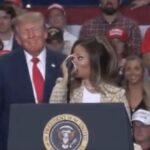 Donald Trump senza freni in Michigan, sul palco del comizio con lui Nicki Minaj: “Ha un lato B spettacolare”