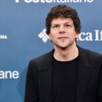 Eisenberg dribbla domanda su elezioni americane: “Provo disagio a parlarne”. E Moore non risponde