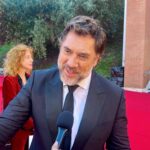 Festa Roma: Javier Bardem show, infiamma il red carpet e si siede al posto dei fotografi
