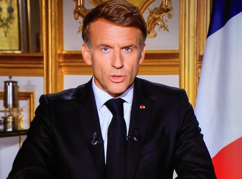 Francia, Macron: “Non confondere rivendicazioni legittime con chi distrugge e saccheggia”