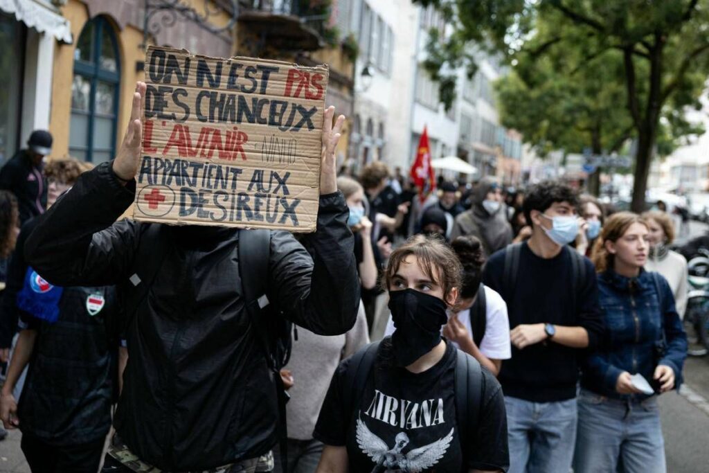 Francia, continua la protesta degli studenti: 600 arresti e 40 presidi feriti