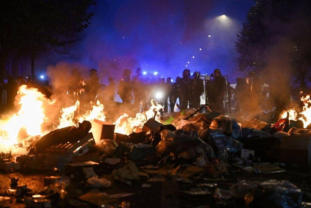 Francia, iniziano coprifuochi ‘parziali’ e ‘localizzati’: le misure per contrastare le violenze