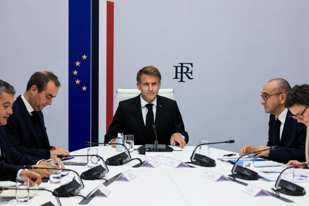 Francia, ministro Interno: “Polizia ha perso il controllo delle proteste”. Macron respinge le dimissioni