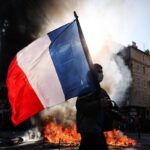 Francia, proteste contro il caro vita: scontri a Parigi e Marsiglia, almeno cento gli arresti
