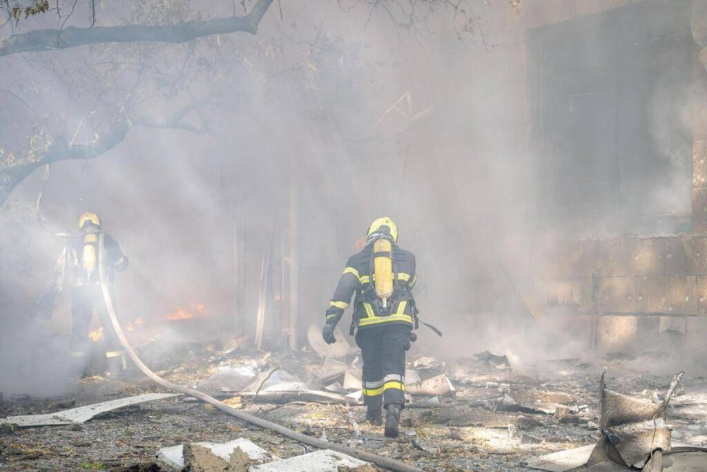 Guerra in Ucraina, missili russi nella notte su Kiev: “Almeno due morti”
