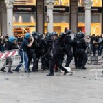 Guerriglia a Milano, ai domiciliari uno dei maggiorenni arrestati per scontri e altri quattro in carcere: la decisione del Gip