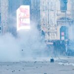 Guerriglia a Milano, notte di attesa per i genitori dei fermati: “Metà sono minori… l’altra metà pirla”