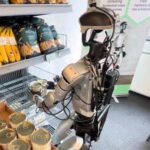 I robot lavorano al supermercato in Danimarca, gli umanoidi tra scaffali e casse