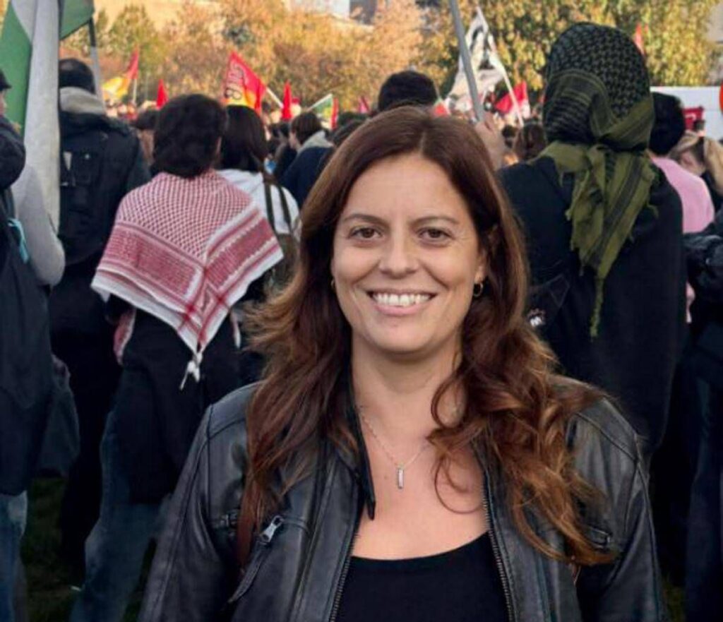 Ilaria Salis in piazza a Milano: “Il terrorismo mediatico non ci ferma”