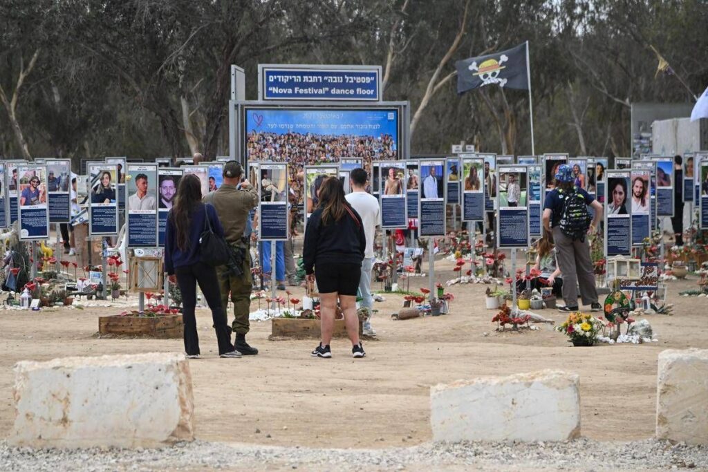 Israele, i due volti del 7 ottobre: sopravvissuti e familiari si riuniscono il giorno del massacro, il governo il 5