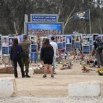 Israele, i due volti del 7 ottobre: sopravvissuti e familiari si riuniscono il giorno del massacro, il governo il 5