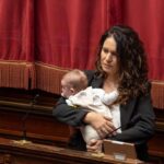 Legge elettorale, Barzotti in aula con il figlia piccola per seguire Conte