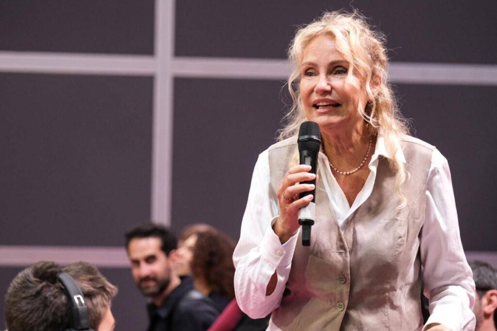 Licia Colò a Verissimo, insultata per l’età: “Mi dicono di andare in pensione. Ho 64 anni e sono felice”