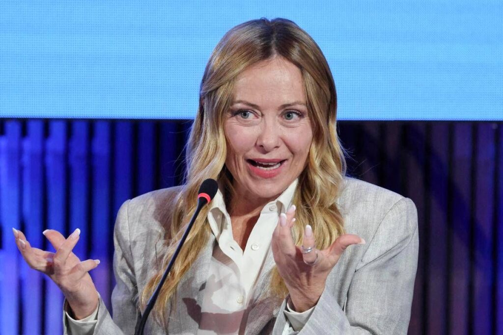 Manovra 2027, arrivano anche le targhe personalizzate. Meloni: “Ci si può sbizzarrire”