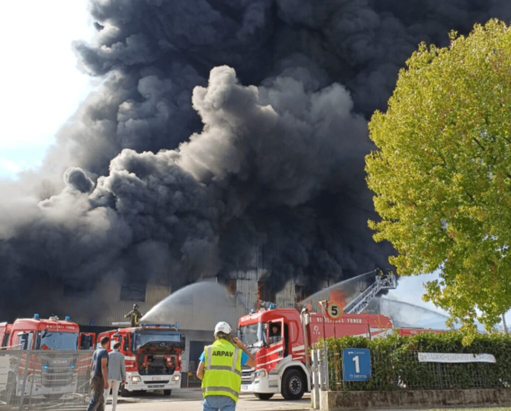 Maxi incendio a Malo, fiamme in una fabbrica di laterizi: “Mantenere chiuse porte e finestre”