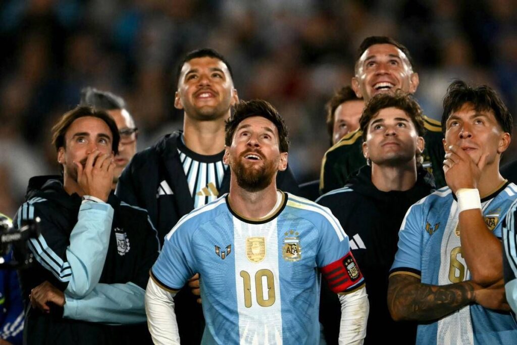 Messi, i regali per l’addio all’Argentina: dal ‘bracciale della leggenda’ ai cartellini dell’arbitro e… la Coppa America