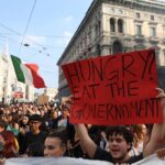Milano, bottiglie e oggetti contro la polizia: corteo ‘Italia in Piazza’ spezzato in due