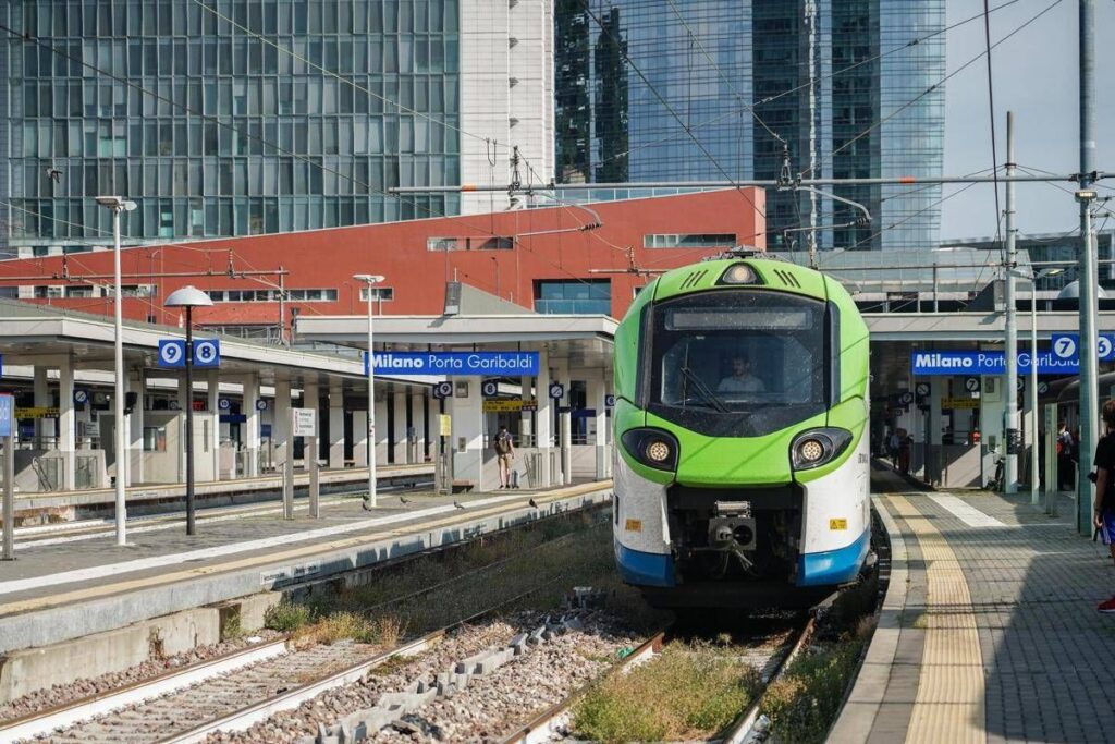 Milano, giovane investita da treno a Porta Garibaldi: solo lievi ferite