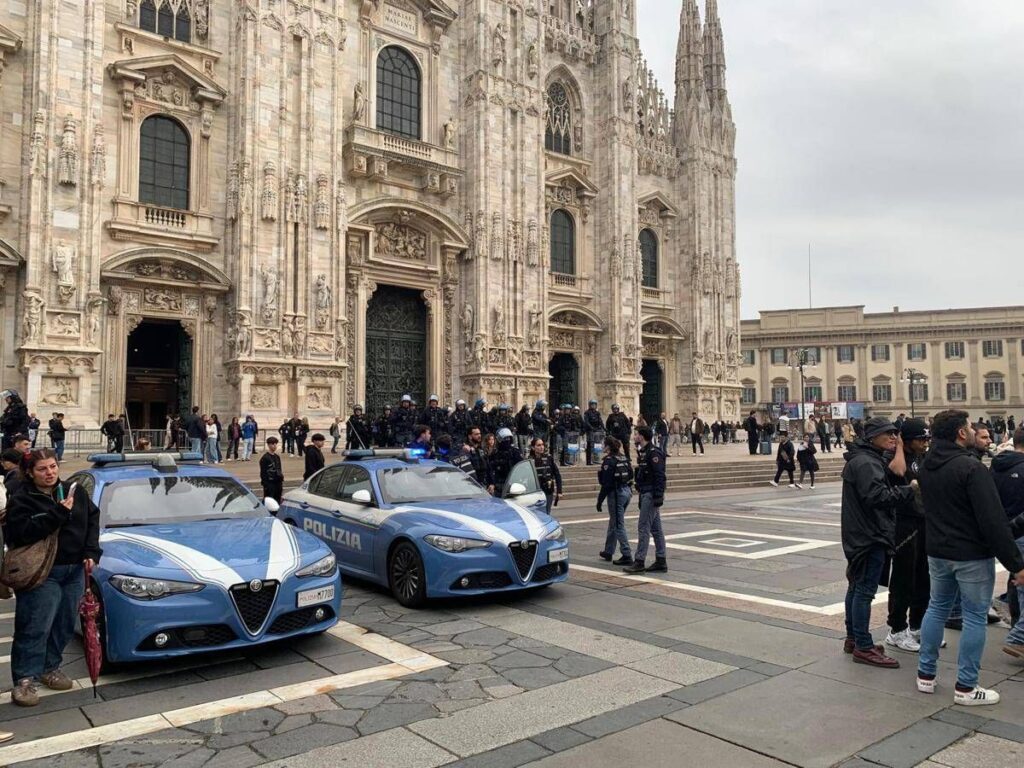 Milano, il day after: piazza del Duomo presidiata. L’identikit dei violenti: giovanissimi, italiani e stranieri