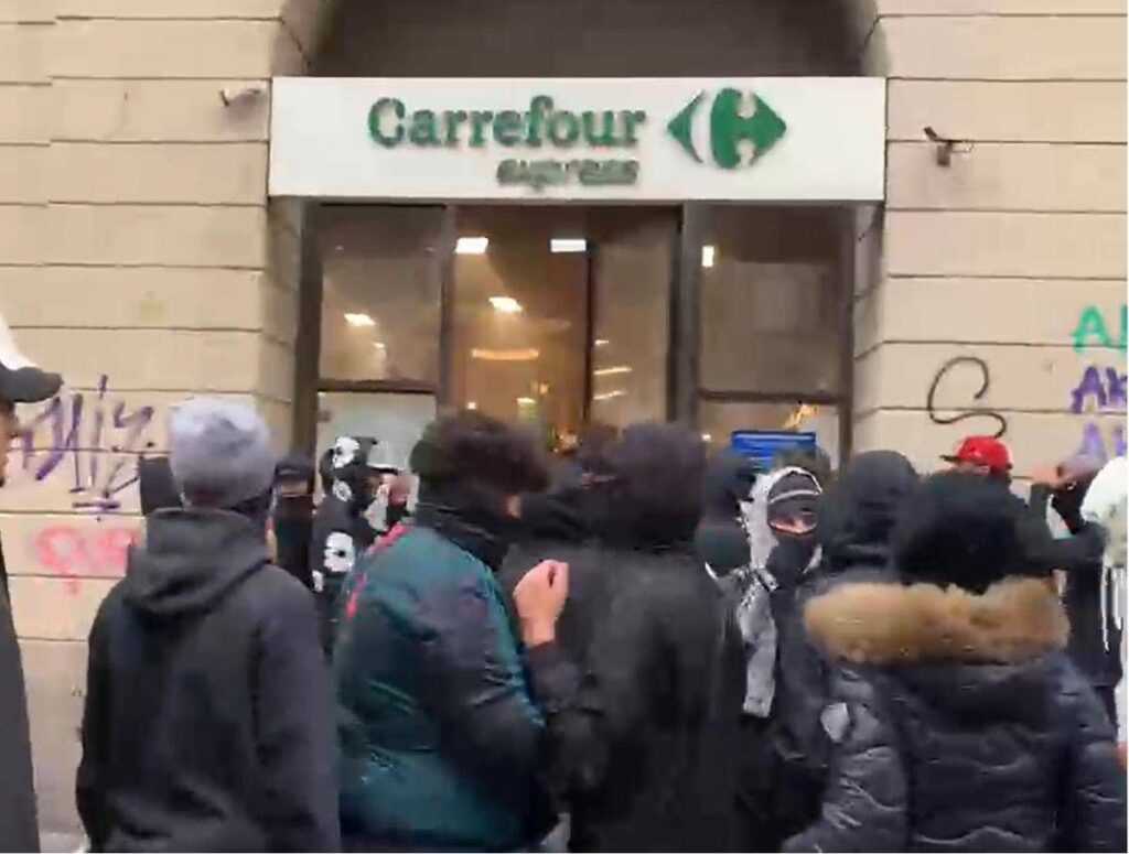 Milano, riparte la guerriglia in centro: sfondano vetrine, saccheggiato un supermercato. Sessanta giovani accompagnati in Questura