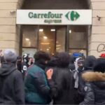 Milano, riparte la guerriglia in centro: sfondano vetrine, saccheggiato un supermercato. Sessanta giovani accompagnati in Questura