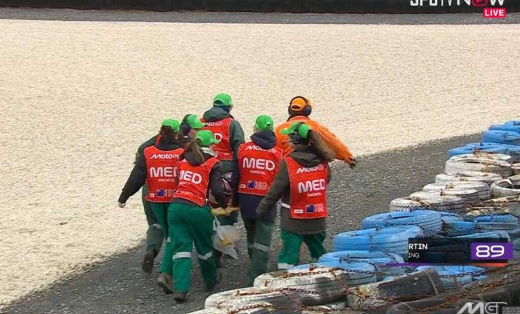 MotoGp, Martin cade e in pista entra la barella: cos’è successo