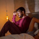 Ora solare: il debito di sonno resta, indagine: “Un italiano su 3 recupera nel weekend”