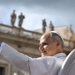 Papa Leone XIV in auto scoperta prima dell’udienza generale: “Grazie a tutti per il sostegno”