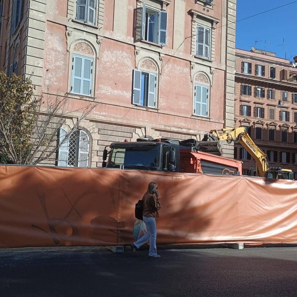 Parcheggio piazza Capponi, residenti: “Ennesimo scavo inutile e i nostri palazzi tremano”
