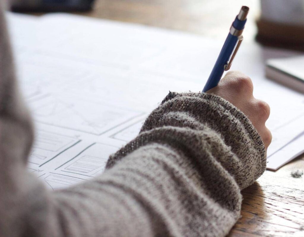 Pinerolo, studente con disabilità ustionato con accendino da compagno di scuola