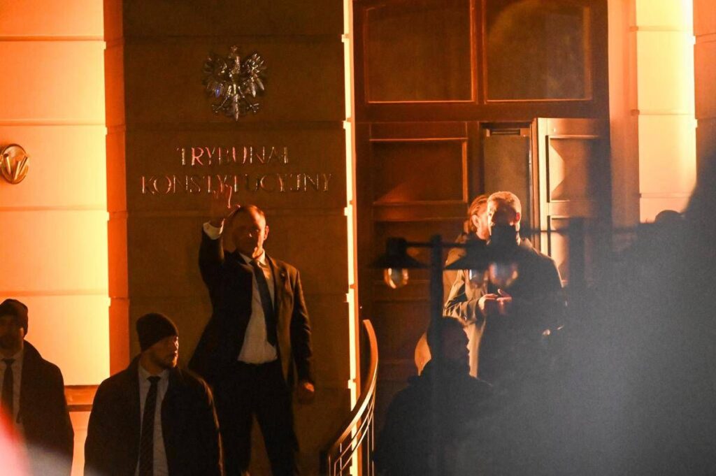Polonia, scontro su Corte Costituzionale e Nawrocki forza ingresso nella sede: “Tusk minaccia sicurezza nazionale”