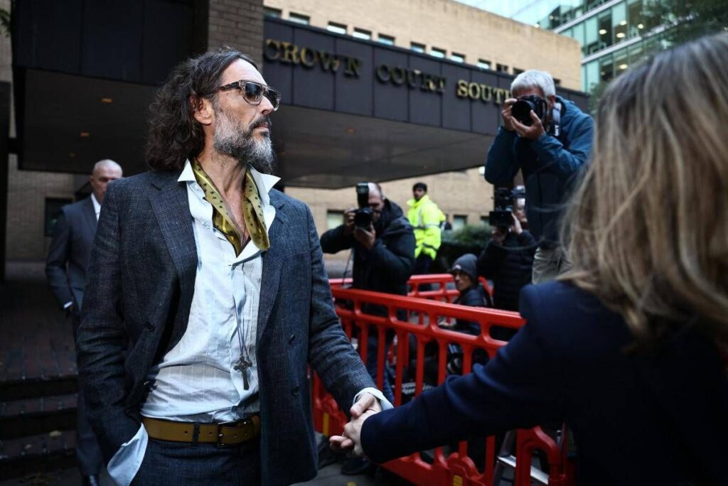 Processo a Russell Brand, la terza accusatrice in aula: “Ho chiuso gli occhi e ho cercato di non essere lì”