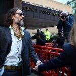 Processo a Russell Brand, la terza accusatrice in aula: “Ho chiuso gli occhi e ho cercato di non essere lì”