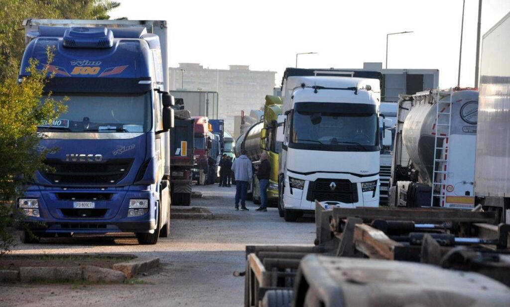 Protesta Tir, il Garante chiede la precettazione: “Pericolo grave per i cittadini”
