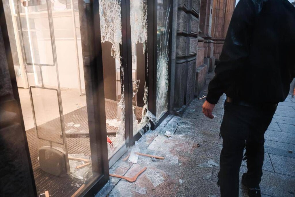 Proteste Milano, l’esercito dei minori in piazza: il più giovane identificato negli scontri ha 11 anni