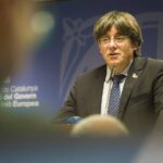 Puigdemont può tornare in Spagna, la Corte revoca l’arresto: scatta il ‘fattore Catalogna’ sulle elezioni